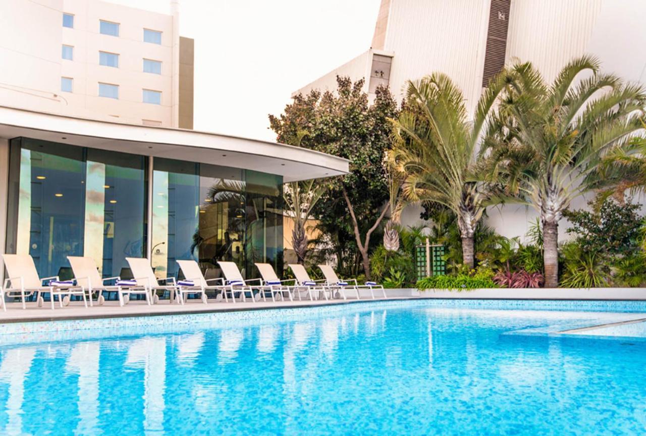 Crown Promenade Perth Hotel Exterior photo