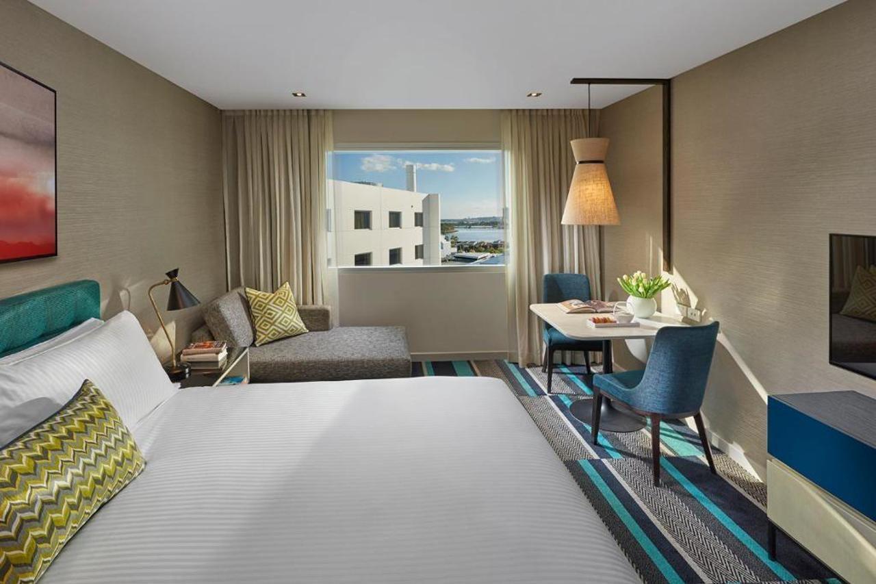 Crown Promenade Perth Hotel Exterior photo